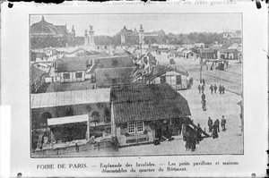 Reproducció d'una fotografia on s'observa el recinte d'una fira a París