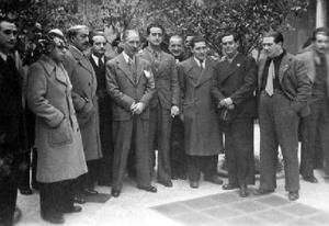 Lluís Companys amb un grup de periodistes madrilenys al pati dels Tarongers, a Barcelona