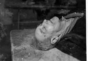 Cadàver d'un ancià, víctima del bombardeig efectuat pel vaixell italià Eugenio di Savoia sobre Barcelona, a una sala [de l'Hospital Clínic]