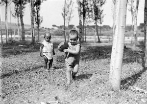 Joan Bert fill i el seu cosí jugant al bosc.