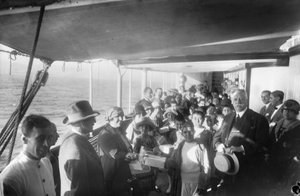 Excursió d'un grup de nens en un vaixell de Transmediterrània durant les seves colònies d'estiu