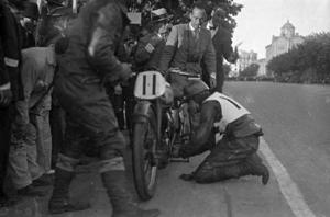El pilot Ernesto Vidal repara una averia al box durant el I Gran Premi Barcelona de motociclisme al circuit de Montjuïc