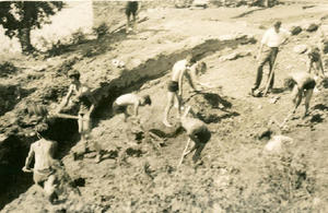 Alumnes de l'Institut-Escola cavant als terrenys de Can Surell per tal de construir una piscina