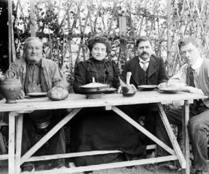 Ramon Claret amb familiars al voltant d'una taula a un jardí.