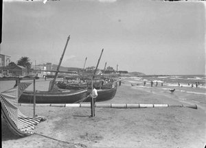 Banyistes i barques a la platja de Vilanova i la Geltrú