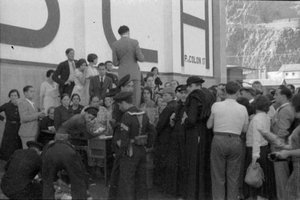 Familiars dels detinguts pels anomenats Fets d'Octubre de 1934 al port de Barcelona
