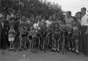 Alfredo Bovet i altres ciclistes guardonats en guanyar [la XV Volta Ciclista a Catalunya]
