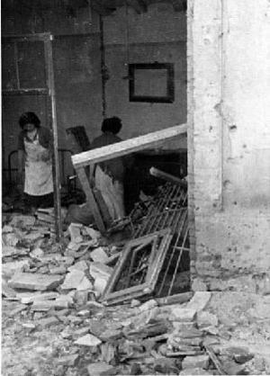 Dones cercant entre les runes d'una vivenda després d'un bombardeig, [prop de Barcelona]
