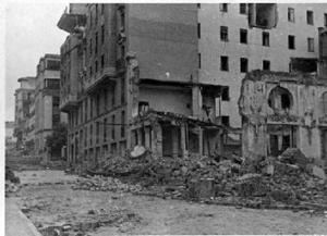 Runes d'un edifici senyorial ensorrat pels bombardeigs, al front de Guadalajara