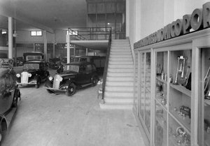 Interior amb exposició de diversos automòbils de l'establiment Aguilar a Barcelona