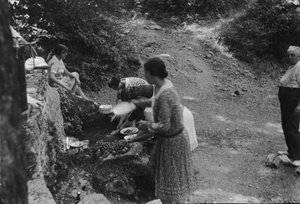 Dones cuinant al camp
