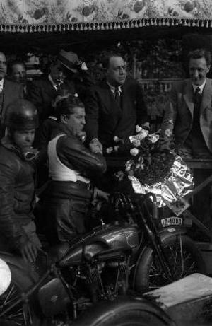 Pilots a la tribuna d'autoritats en finalitzar la cursa del II Gran Premi Barcelona de motociclisme al circuit de Montjuïc