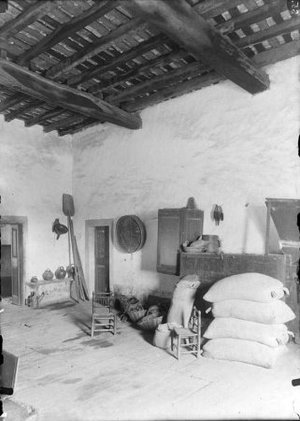 Interior de la masia Esplugues, a Castellcir