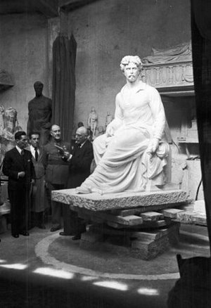 Taller d'escultor amb figura del pintor Fortuny i bust del general Francisco Franco.