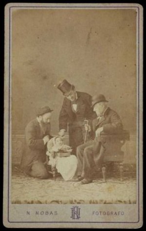 Retrat de Narcís Nobas amb la seva filla nadó [Jovita o Teresa] i dos homes