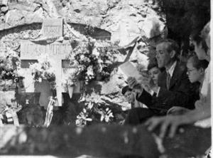 Lectura davant la tomba de Mossèn Jacint Verdaguer a l'aniversari de la seva mort, al cementiri de Montjuïc
