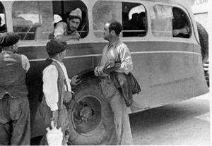 Combatent republicà parlant amb uns vilatans des de la finestra d'un autocar, a [Quinto]