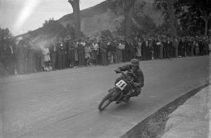 Pilot disputant una cursa motociclista celebrada al circuit de Montjuïc