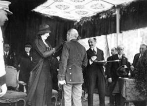 Lliurament d'una medalla a la constància per part de la reina Victòria Eugènia