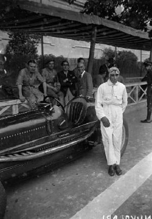 El pilot Tazio Nuvolari a la cursa automobilistica II Copa Barcelona i V Gran Premi Penya Rhin, celebrat al circuit de Montjuïc