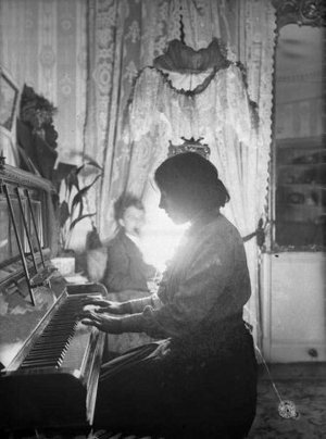 Noia tocant el piano, a Londres