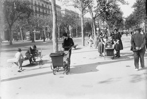 Dones i dides amb nens passejant pel passeig de Gràcia.