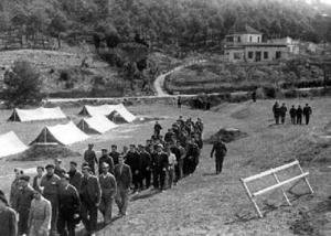 Nous reclutes marxant en formació pel primer camp d'instrucció militar durant la seva inauguració, a Sant Cugat del Vallès