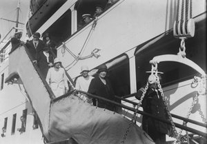 Acomiadament de la família a Alfonso XIII en marxar de Barcelona