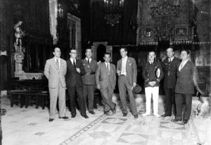 Retrat a l'Ajuntament de Barcelona de diversos membres d'una comissió encarregada de fer un estudi sobre l'aeroport de Barcelona