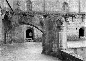 Arcada sobre el sostre del claustre del monestir de Poblet