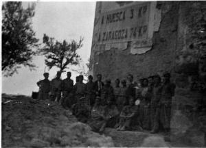 Francesc Josep de Liechtenstein amb uns combatents republicans durant la seva visita a una població, al front d'Aragó