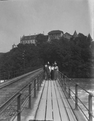 Família Serra sobre un pont, a l'alçada de Rapperswil