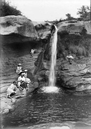 Família Brunet i Bellver als peus d'una cascada, a Viladoms de Baix