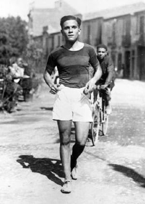 Reproducció d'una imatge de l'atleta Lluís Melendez disputant una cursa.