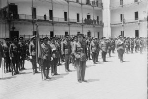 Eduardo López Ochoa s'adreça als reclutes en l'acte de jurar bandera a la caserna Jaume I.