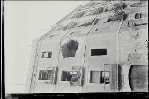 Edifici amb impactes d'artilleria per un bombardeig.