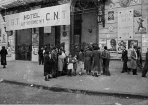 Ciutadans esperant davant les portes del menjador popular instal·lat a l'Hotel Ritz, a Barcelona