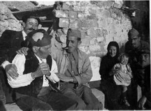Família de Siétamo fent broma amb els milicians, al front d'Osca