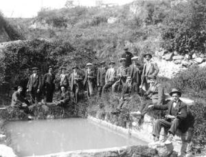 Grup d'homes al voltant d'un petit estany