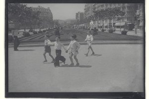 Jocs infantils a una plaça pública