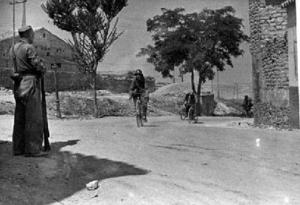 Grup de [correus] republicans muntats en bicicletes arribant a un control militar, [al front d'Aragó]