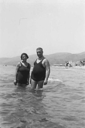Josep de Budallés Colom i Mercedes Díez Arévalo a la platja, a Portbou