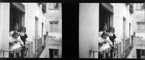 Dona amb dues nenes en un balcó, [a Madrid]