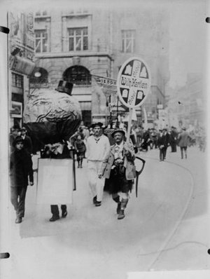 Reproducció d'una fotografia on s'observen homes anunciant una marca de mobles per la fira de Leipzig
