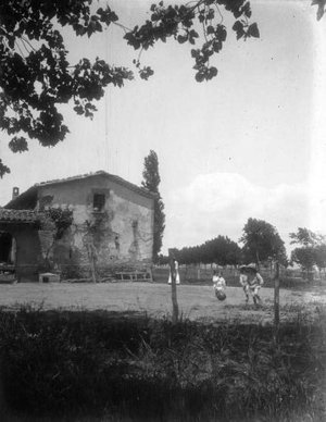 Llorenç Miquel Serra jugant amb les seves cosines davant d'una masia, a Capellades