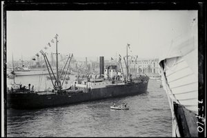 Entrada al port de Barcelona del vaixell soviètic Ziryanin.