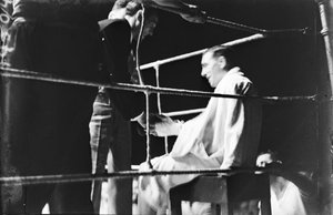 Xavier Torres saluda a Julián Echevarria durant el combat de boxa disputat amb Parisis