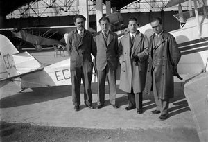 Pilots al costat un biplà De Havilland
