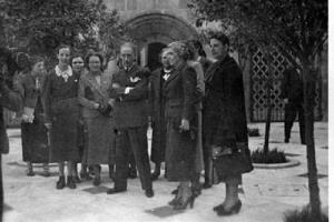 Lluís Companys amb una delegació del I Congrés Nacional de la Dona al pati del Tarongers, a Barcelona