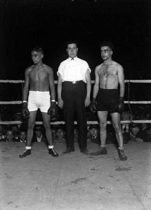 Young Ciclone i el turc Artine abans de disputar un combat de boxa